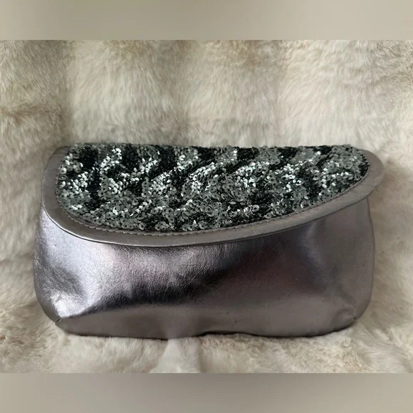 Vintage Glitz & Glam Metallic Silver Sequin Clutch - Picture 1 of 17